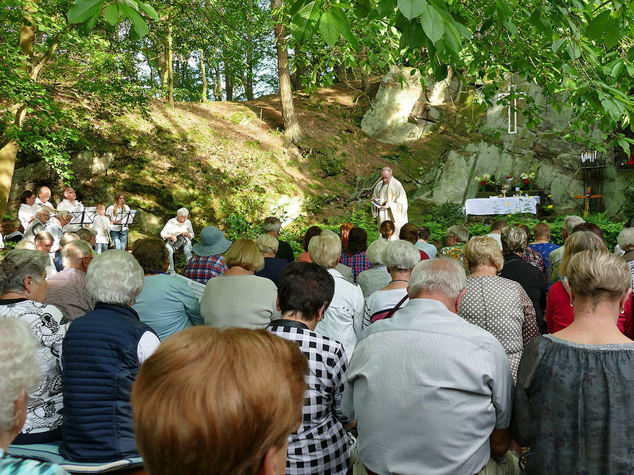 Baunataler Wallfahrt zur Naumburger Fatima Grotte (Foto: Karl-Franz Thiede)